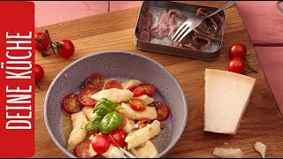 Selbstgemachte ParmesanGnocchi mit TomatenSardellenSalat  REWE Deine Küche [upl. by Magan]