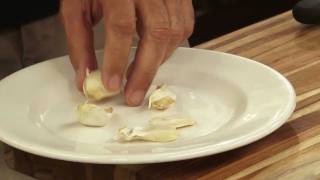 60Second Video Tips 3 Easy Ways to Peel Garlic [upl. by Mukul]