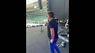 Leonardo ensaiando antes do show Amigos em São Paulo [upl. by Llenyar223]