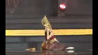 Miss Grand Thailand 2017 Contestant Falls On Stage [upl. by Ruffin]