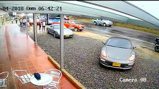 La W revela video del choque de autos de gama alta en Vía Tunja [upl. by Notslar]