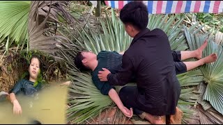 The wife who built a bamboo boat to pick lotus fainted in the lakelythiphuong206 [upl. by Thin195]