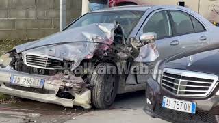 Aksident në FierPatos autobusi përplaset me makinën ‘Benz’it përfundon në oborrin e një banese [upl. by Tobin947]