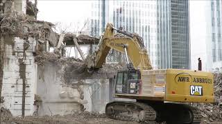 Bagger CAT 390 F Abriss mit mega Zange [upl. by Tnafni]