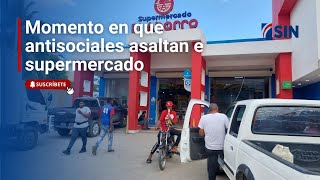 Captado en cámara momento en que antisociales asaltan en manada un supermercado [upl. by Ylecara]