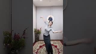 Wengmu teaching you Tibetan dance [upl. by Kire942]