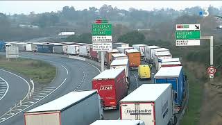 Gilets jaunes en Charente  lembouteillage de plus en plus important sur la RN10 [upl. by Arrol]