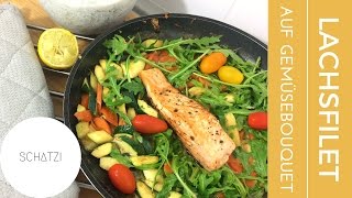 Lachs braten mit Haut und leckerem Gemüse in leichter Sauce  Rezept [upl. by Nilyak]