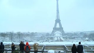 Neige à Paris la Tour Eiffel toujours fermée [upl. by Aihsenot]