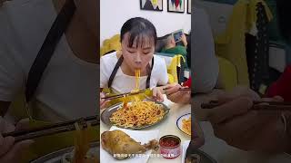 El marido que come bien y es holgazán es castigado🍝🥓🥢🍗asmr alimentos funnyshorts divertido food [upl. by Ardnuassak]