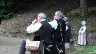 Vacances en Bretagne La musique traditionnelle [upl. by Ahsekyt]