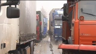 Rússia Neve bloqueia centenas de viaturas em autoestrada [upl. by End750]