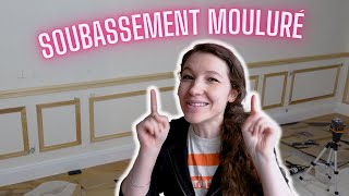 Créer un soubassement mouluré avec des cimaise et cadres bois pour sublimer une pièce de vie DIY [upl. by Nofets]