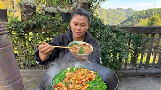 今天做一锅酸辣的泡椒肥肠，配着新鲜蔬菜直接吃到饱 Today make a delicious pot of chili pig intestines [upl. by Nnairet]