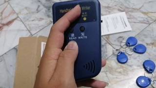 เครื่องคัดลอกบัตร RFID ปลอมบัตรเข้าห้องพัก คอนโด  Handheld RFID Reader and Writer [upl. by Amesari352]