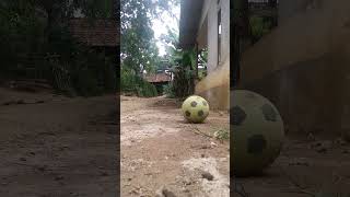 tendangan melengkung bola plastik [upl. by Inaluahek386]