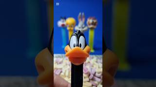 ASMR Dispenser Pez 🍬 Looney Tunes Daffy Duck 🦆asmr pez looneytunes [upl. by Barclay]