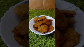 মুচমুচে খাস্তা কাঁচা কলার বড়া রেসিপি॥food shorts smartkitchenwithvillagefood [upl. by Leuneb]