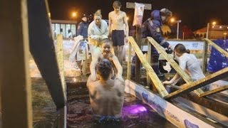 Los rusos se bañan en aguas heladas para celebrar la Epifanía del Señor [upl. by Tania849]