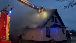 Voldsomme flammer hærger hus [upl. by Yhtir]