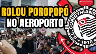 SÓ A FIEL GRITOS DE TORCIDAS E ATÉ POROPOPÓ NO AEROPORTO DE GUARULHOS NA ESPERA DE MEMPHIS DEPAY [upl. by Anaiviv]