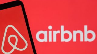 Location dappartement  la nouvelle loi pour réguler Airbnb inquiète les petits propriétaires [upl. by Nahgem355]