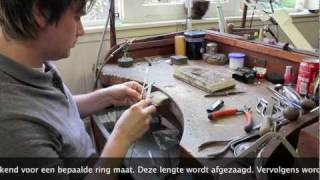 Het maken van een gouden ring [upl. by Ahseila313]