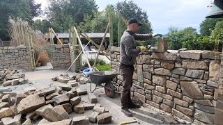 Réaliser un mur en pierre maçonnée   Maçonnerie traditionnelle [upl. by Storer]