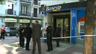 Atraco frustrado por un vigilante en un banco de Madrid [upl. by Ainslee]