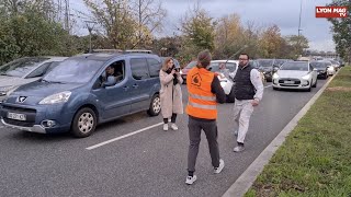 Blocage de Dernière Rénovation à Lyon  lautomobiliste les menace avec un bâton [upl. by Reger]