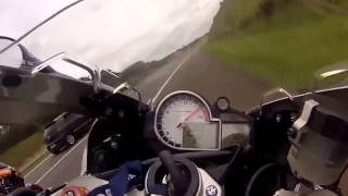 Wyścig na autostradzie motocykle BMW S1000RR vs HONDA CBR1000 [upl. by Hyacinthie]