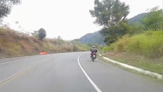 Motociclista no acostamento fazendo curva em alta velocidade [upl. by Akcimahs411]