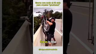 Tiraron una moto al río solo para creerse quotgraciososquot curios shorts sabiasque [upl. by Cormick]