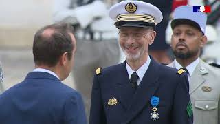 Cérémonie en l’honneur des réservistes militaires dans la Cour d’honneur des Invalides [upl. by Lzeil191]