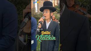 בנצי במיטיבו בחופה יוקרתית Bentzi Sings graciously at a Chuppah [upl. by Yessak]