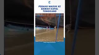 Detikdetik Menegangkan Perahu Terseret Arus Masuk ke Bawah Kapal Tongkang 1 ABK Hilang shorts [upl. by Aiciled]