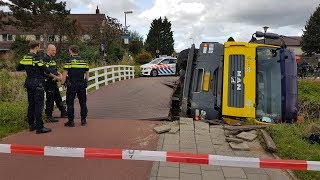 Betonmixer zakt door fietsbrug en belandt in de sloot [upl. by Aicilav]