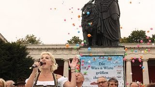 Kriemhild Siegel singt die Bayernhymne  Standkonzert der WiesnKapellen Oktoberfest 2013 [upl. by Bikales246]