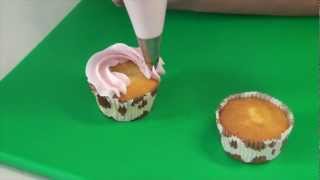 Cupcakes maken en versieren 2  Toeven spuiten [upl. by Islek]