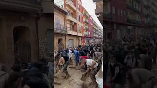 Un ejército de voluntarios limpian el lodo de las calles de pueblos de Valencia [upl. by Melloney]