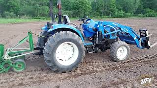 Planting Sweet Corn John Deere Planter amp New Holland Tractor [upl. by Elocan]