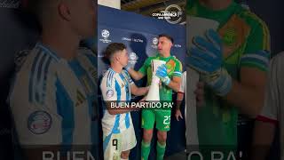 El Dibu Martinez le entregó el premio a mejor jugador a Julian Alvarez [upl. by Cleasta]