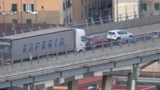 Genova crollo ponte Morandi i mezzi abbandonati dagli automobilisti in fuga [upl. by Boeke98]