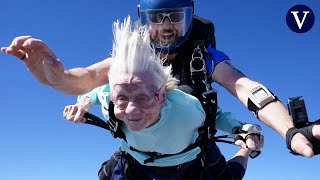 Una mujer de 104 años se tira en paracaídas en Estados Unidos quotLa edad es sólo un númeroquot [upl. by Townshend624]