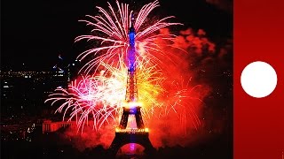 Le feu dartifice du 14 juillet 2014 illumine la tour Eiffel [upl. by Miner479]