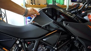 ERSTES TUNING AN DER SUPERDUKE  KTM Powerparts TANKPADS [upl. by Timmy]