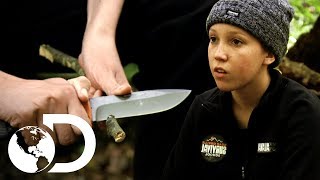 Cómo manejar un cuchillo afilado  Bear Grylls Escuela de Supervivencia  Discovery Latinoamérica [upl. by Alletsirhc874]