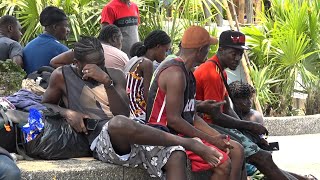 Migrantes haitianos son dejados a la deriva en Acapulco [upl. by Artinek]