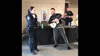 No Olvida Sus Raices Mujer Policia Americana canta Los Laureles [upl. by Jobi354]