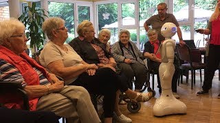 Sieht so die Zukunft der Pflege aus Ein Roboter im Pflegeheim [upl. by Berry]